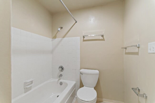Building Photo - 11540 Pinehurst Way NE