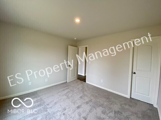 Building Photo - 2608 W Kings Cyn Dr