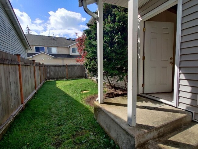 Building Photo - College Spring 3BD w/ New Carpet