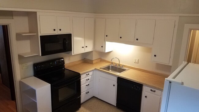 Building Photo - Walking Distance to St. Mary's Hospital and Downtown Rochester