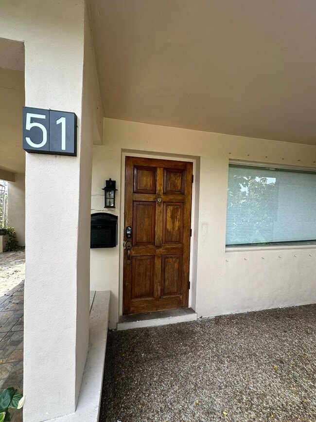 Building Photo - Easy Coastal Living Just Minutes from Downtown!