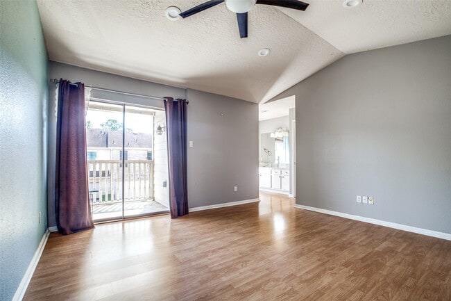 Building Photo - 800 Country Pl Dr