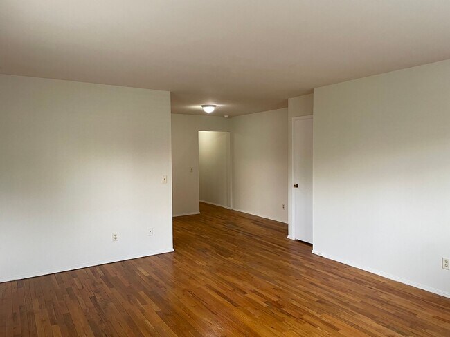 Building Photo - 2 BR IN HYDE PARK WITH OFF STREET PARKING