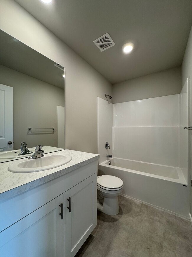 Building Photo - HUGE NEW PET FRIENDLY