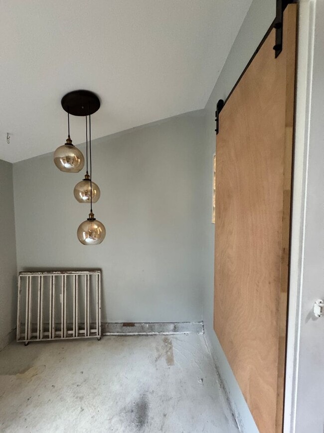 Building Photo - Eclectic Portland Home with Modern Touches...