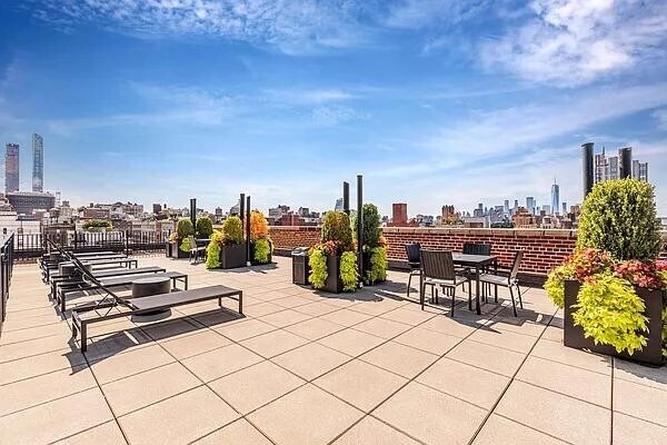 Building Photo - 208 W 23 St