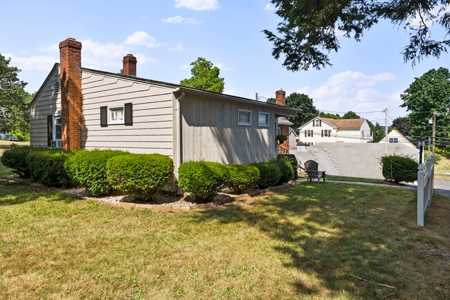 Building Photo - 160 Beecher St