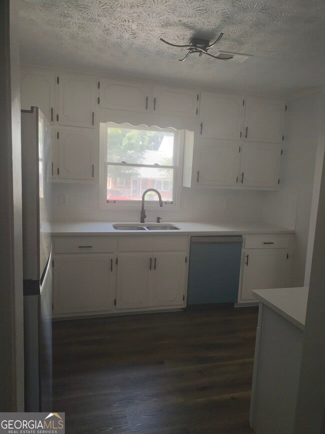Building Photo - 415 Williamsburg Way