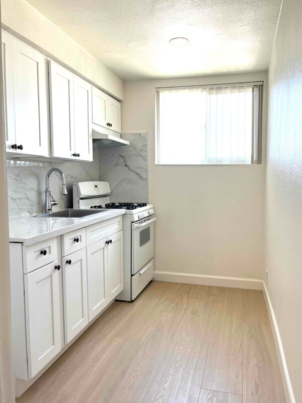 Building Photo - 4020 W Rosecrans Ave