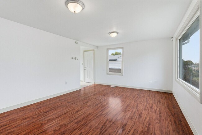 Building Photo - Charming 4 Bed, 2 Bath w/ Garage! *HOLIDAY SPECIAL: $1,000 OFF!*