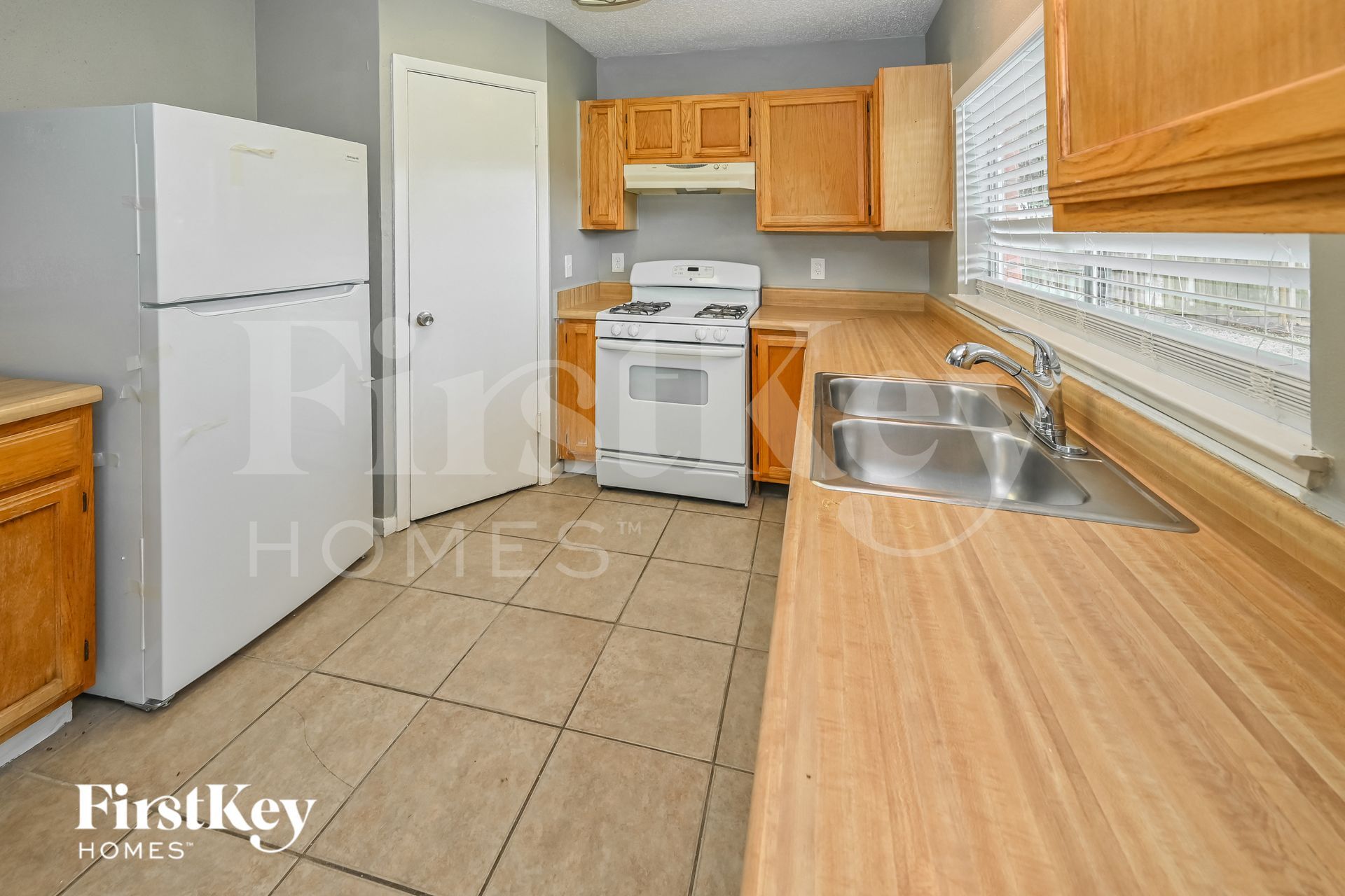 Building Photo - 18007 Sagecroft Dr