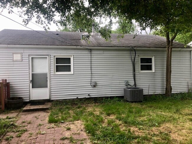 Building Photo - Quaint, cozy north side single family home!