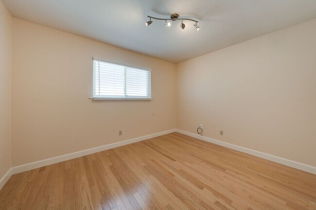 Building Photo - Charming 3 Bedroom Single-Story with Firep...