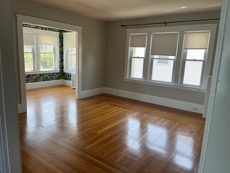 Living Room Angle 3 - 100 Lauriston St