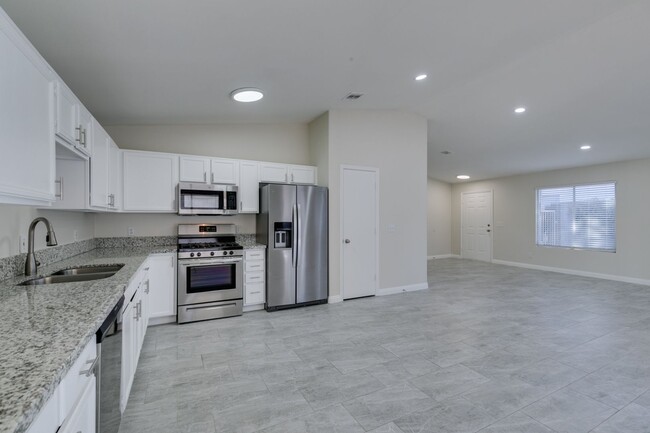 Building Photo - 3 bedrooms, 2 bathrooms remodeled One stor...