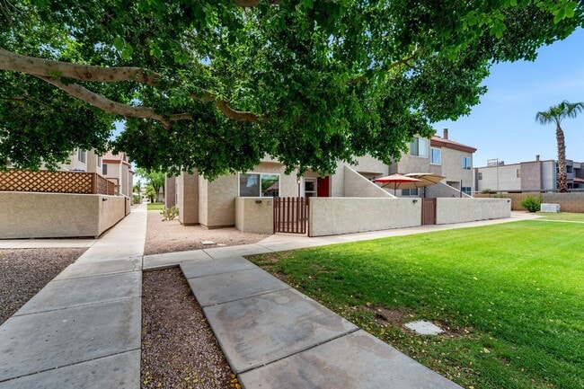 Building Photo - Stylish Dobson Glen Townhome | Updated Kitchen, Loft & Pool Access