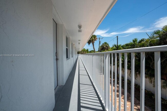 Building Photo - 2305 Tamarind Dr