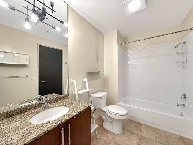 Building Photo - Large and bright 2 bedroom, 2 bathroom con...