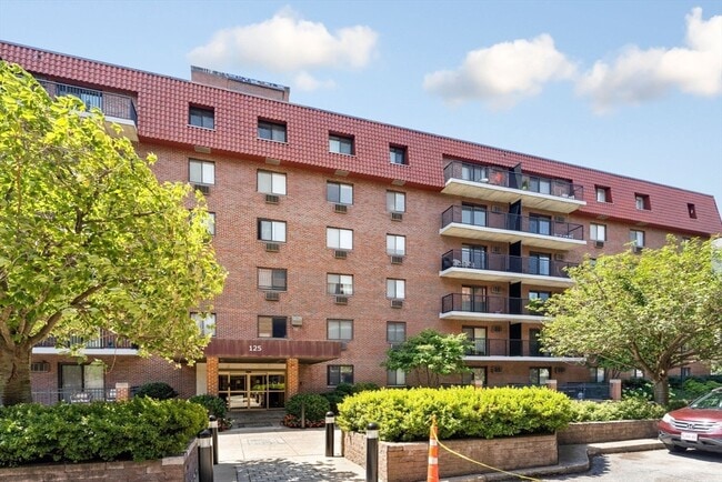 Building Photo - 125 Pleasant St