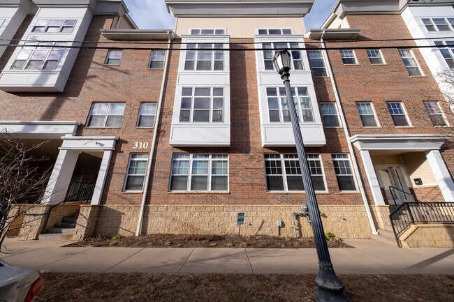 Building Photo - 310 E 18th St