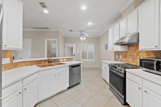 Building Photo - 1118 Enclave Square E