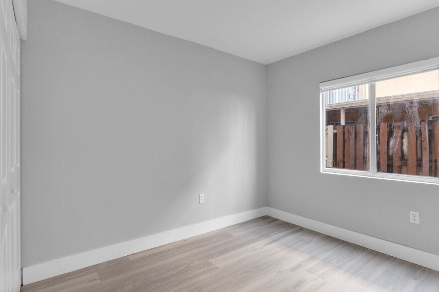 Building Photo - 6235 SW Kendale Lakes Cir