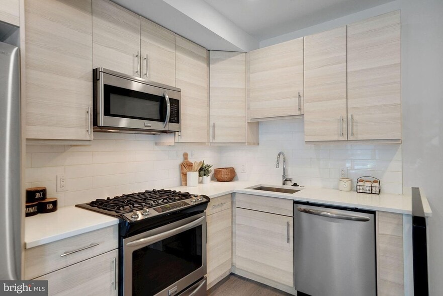 Building Photo - 703 Newton Pl NW