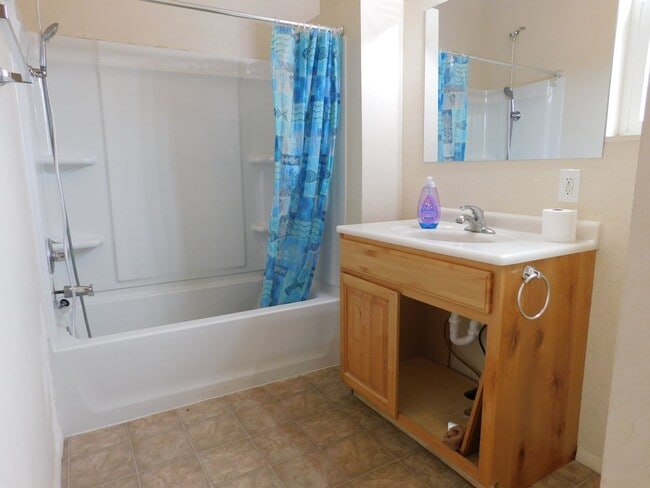 Building Photo - Country Living in Fruita