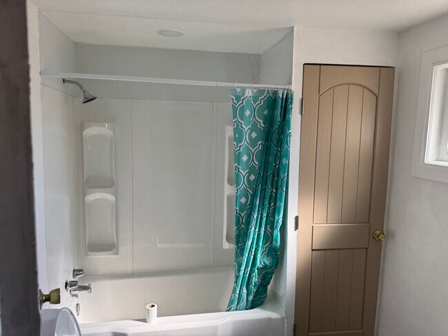 Building Photo - Newly Remodeled 3-4 bedroom Single family home