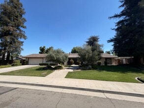 Building Photo - Great home with a pool for rent in Tulare!