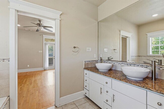 Building Photo - 1305 Cometa St