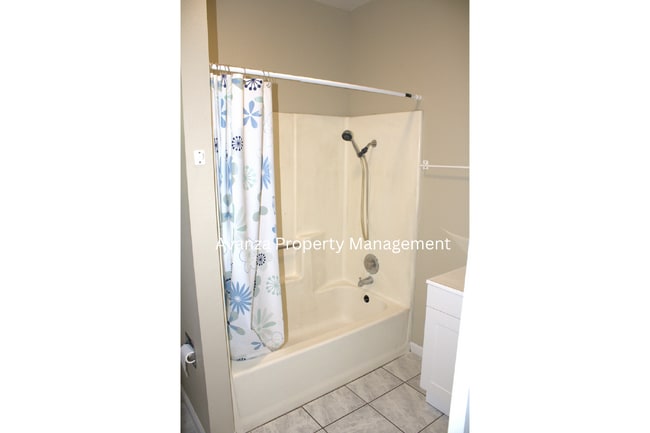 Building Photo - 1 Year Lease 1 Bed  1 Bath  Rent: $1,095 D...