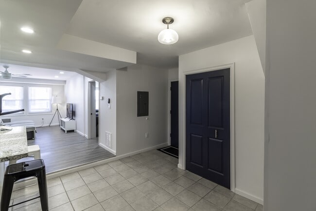 Building Photo - 916 Highview St