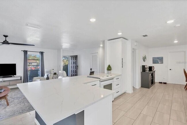 Building Photo - 2410 Cass St