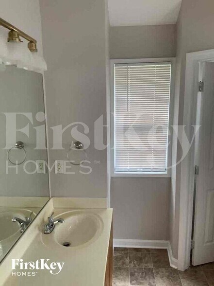 Building Photo - 3810 Riversong Dr NW