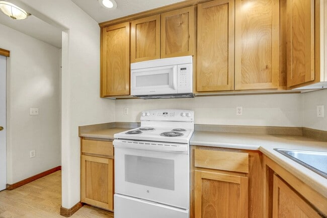 Building Photo - Comfortable 2-Bedroom Apartment in Desirable East Medford