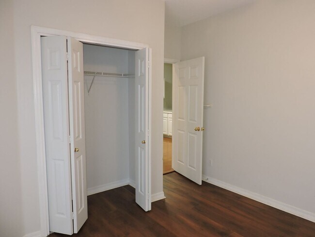 Building Photo - Easy access to interstate, shopping & hospitals!