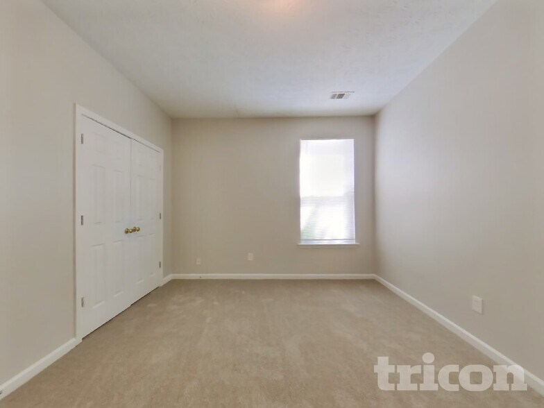 Building Photo - 5746 Lakeside Dr