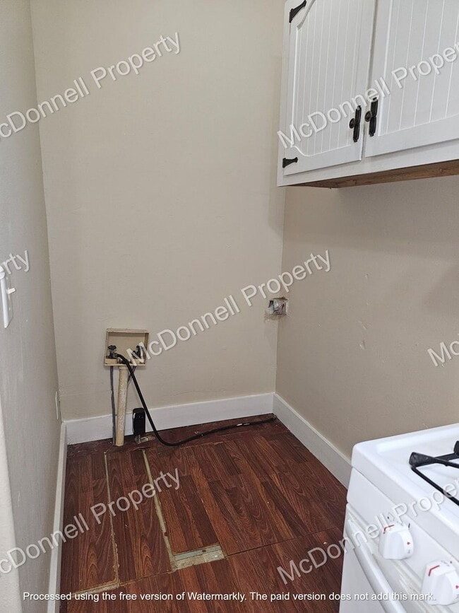 Building Photo - There is a $25 fee per application and eve...