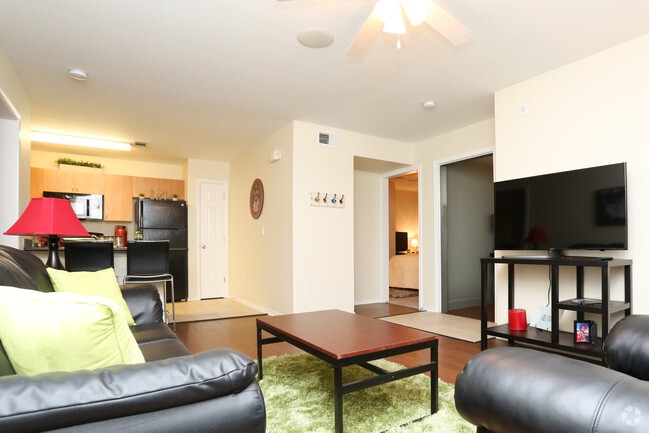 2 Bd, 2 Ba 815 SF - The Oasis