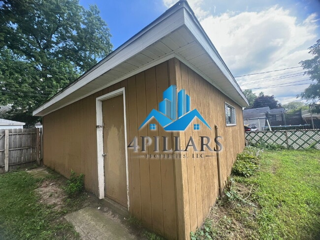 Building Photo - "Charming 2-Bedroom Gem with Finished Basement & Gleaming Hardwood Floors in Hammond!"