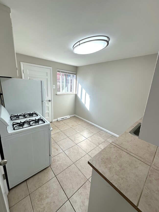 Kitchen - 7750-7766 West 39th Ave
