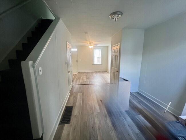 Building Photo - 615 Lake St