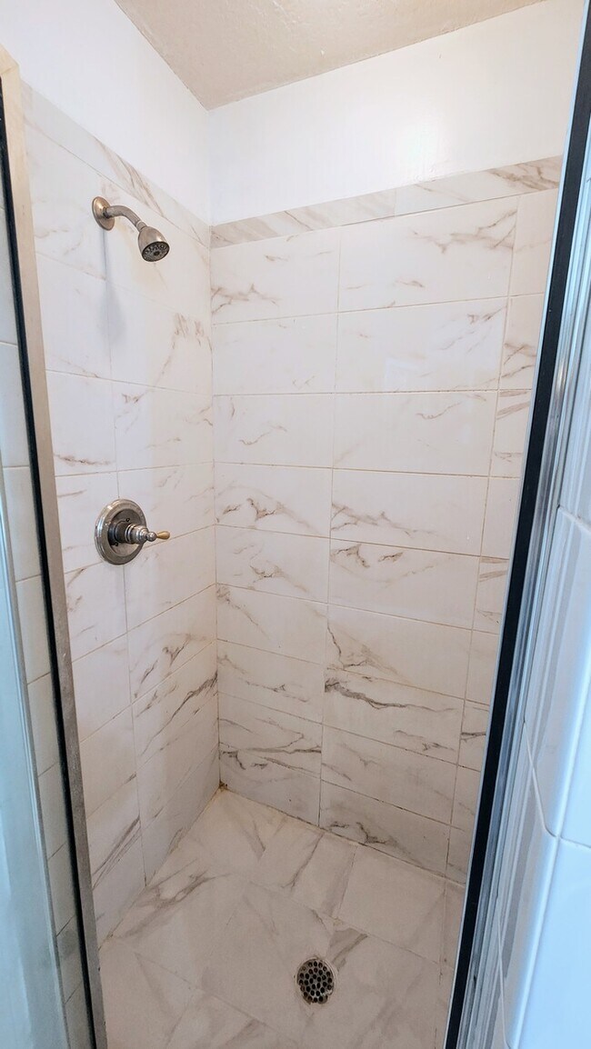 Building Photo - Spacious 4-bedroom, 3-bath home in desirab...