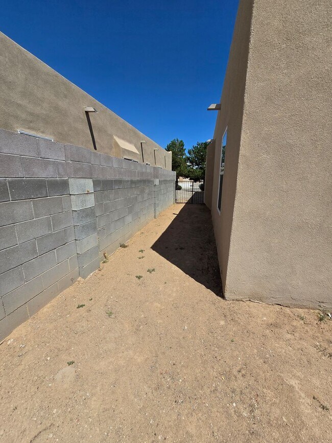 Building Photo - 4 bedroom 2 bath home with Refrigerated Air.
