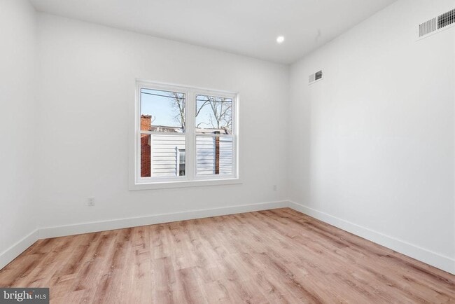 Building Photo - 458 W Earlham Ter