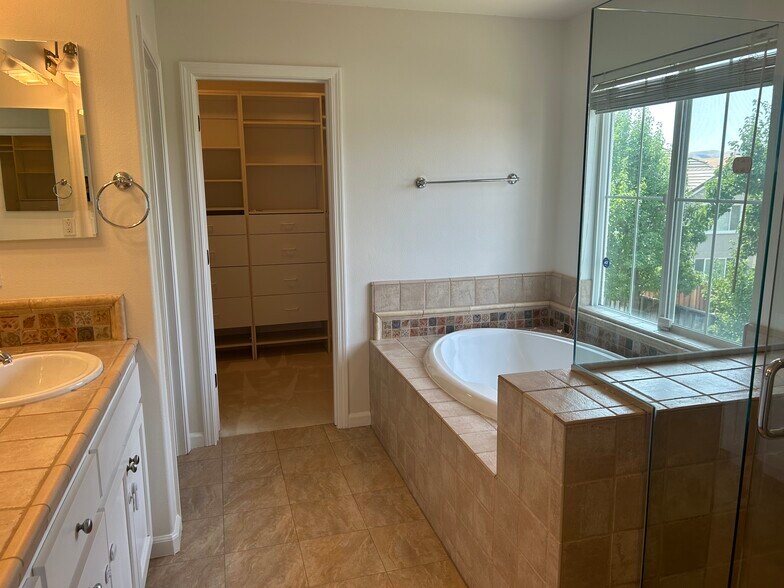 Master Bath with Spa - 2553 McLaren Ln