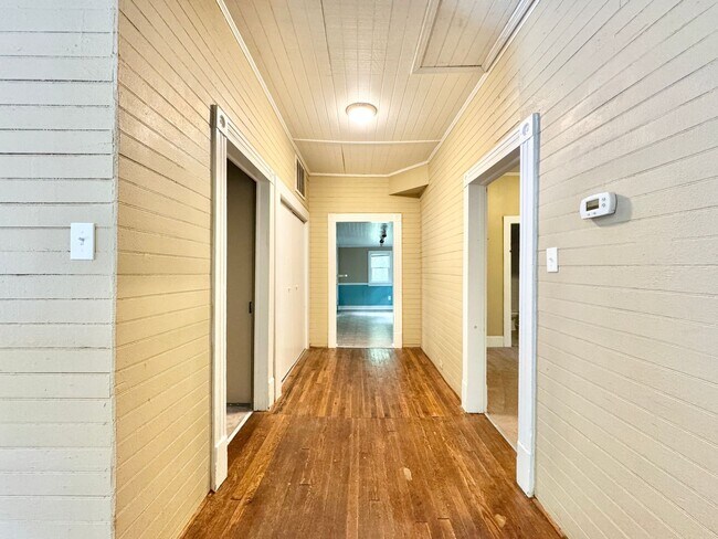 Building Photo - 2 Bedroom in College Hill Convenient to UN...
