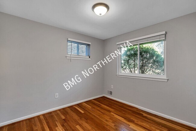 Building Photo - 5207 Gainsborough Dr
