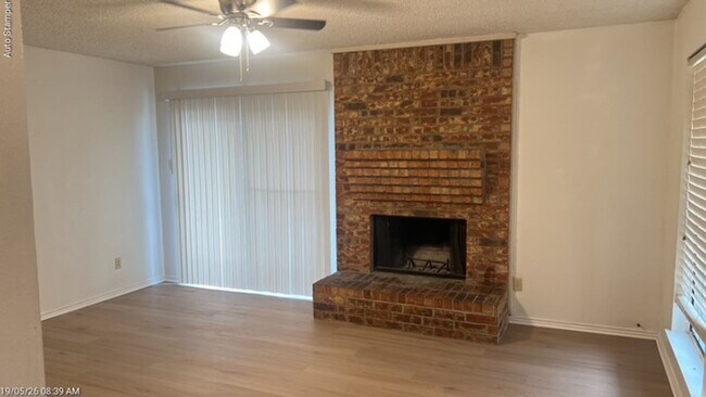 Building Photo - 6804 S Creek Dr